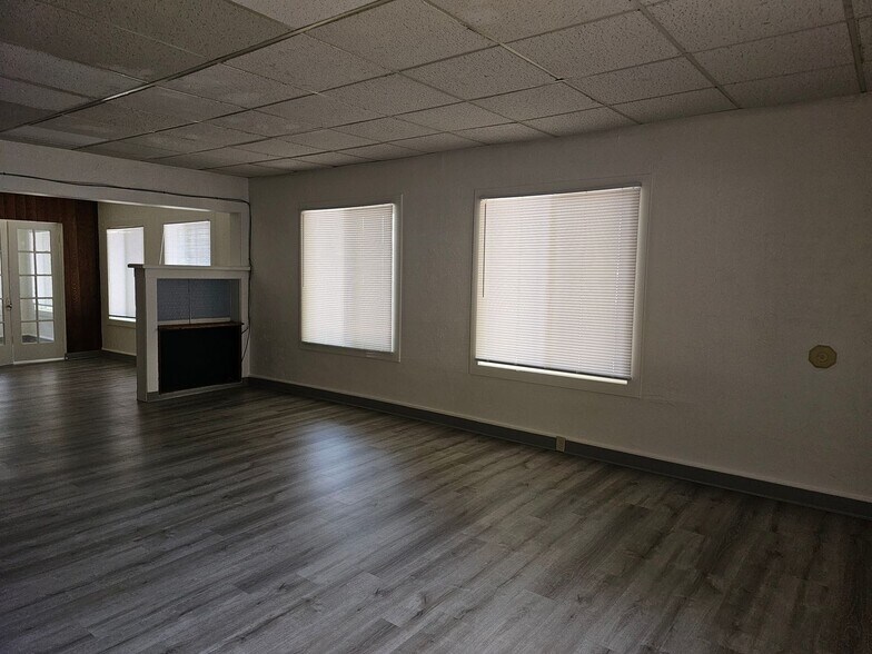 Building Photo - 725 NE Maple St