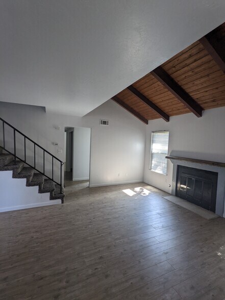 Building Photo - 1118 S Edison St