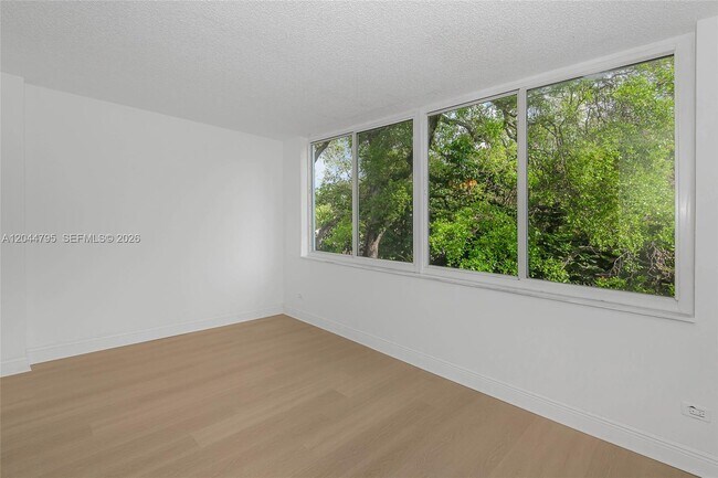 Building Photo - 445 NE 195th St