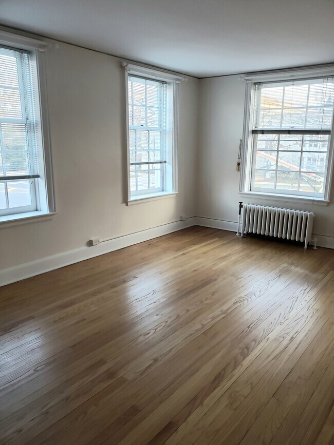 Living Room - 3 Palmer Square W