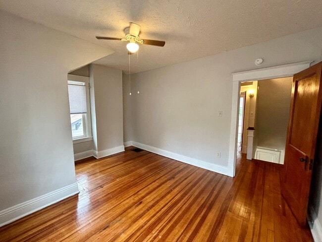 Building Photo - Norwood - Lovely, clean quiet 3bed in side by side duplex