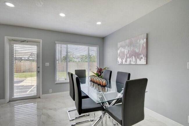 Building Photo - 1415 Crest Dr