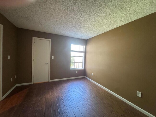 Building Photo - 1165 Crystal Way