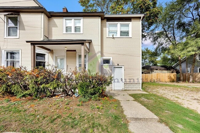 Building Photo - 1 Bed, 1 Bath Upstairs Unit - Move in Ready!