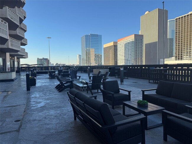 Building Photo - 2016 Main St