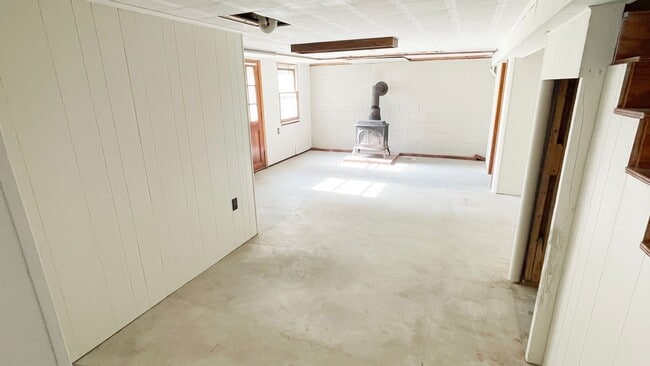 Building Photo - 3 BR House on a Lake 1.5 Baths