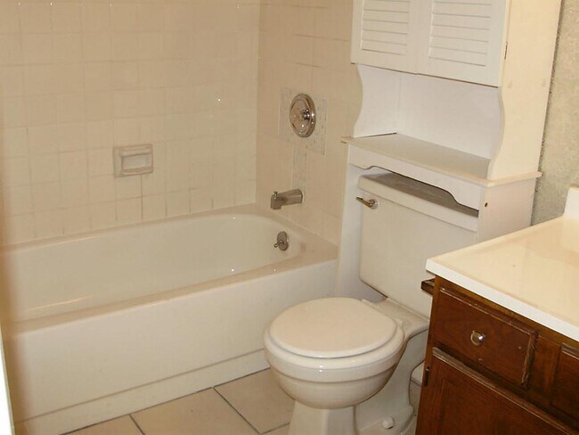 Building Photo - 17401 Red Oak Dr