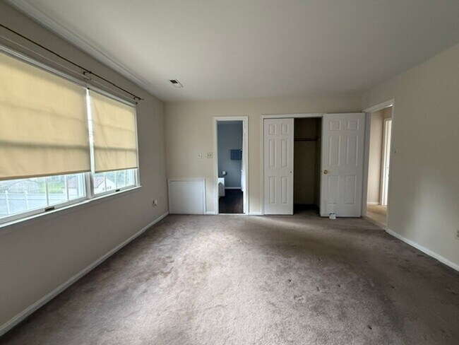 Building Photo - 2788 Pinewood Dr