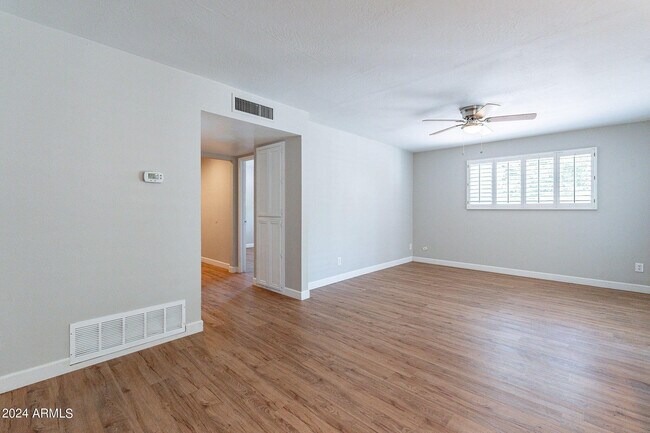 Building Photo - 110 W Seldon Ln