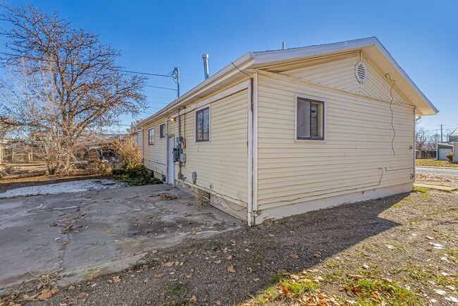 Building Photo - Affordable 5-Bedroom, 2-Bath House – Prime...