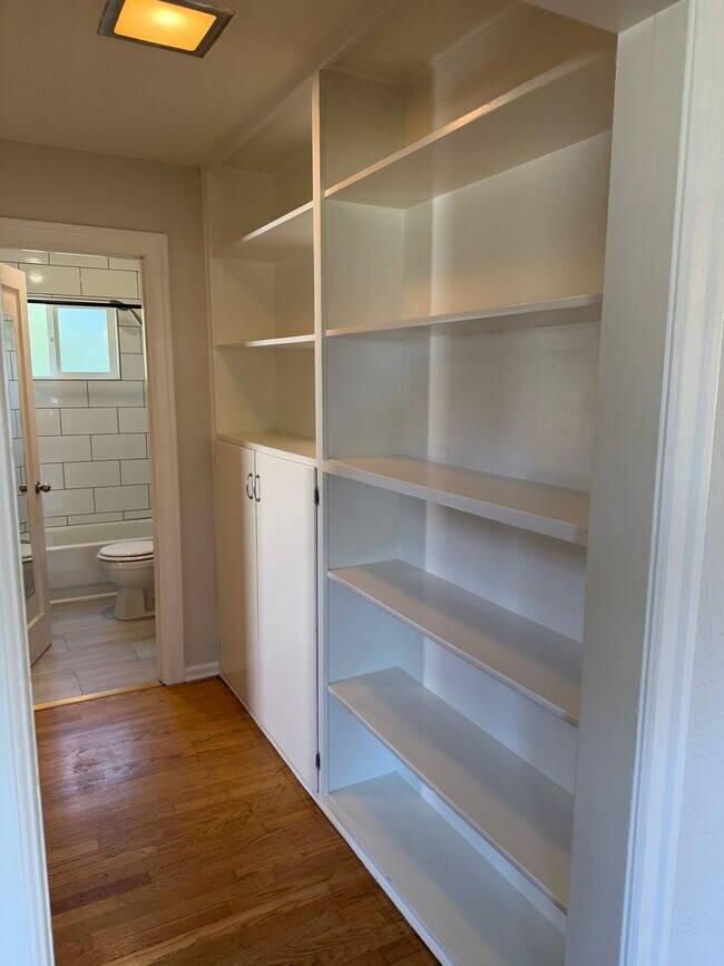 Building Photo - Large updated 2 bedroom 1 bathroom house in Springfield!