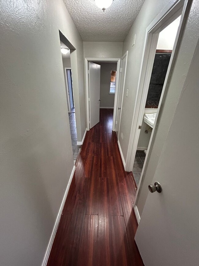 Building Photo - An unbeatable location that offers both convenience and luxury.