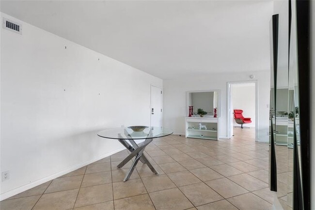 Building Photo - 2841 N Ocean Blvd