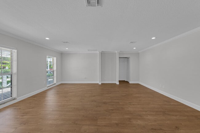 Building Photo - 900 NE 4th St