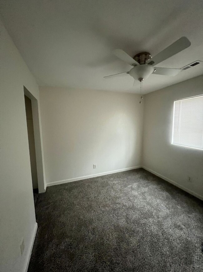 Building Photo - 3-bedroom, 2-bathroom home in Redding Upda...