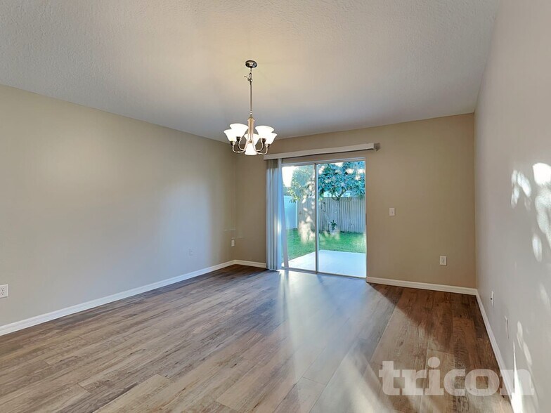 Building Photo - 864 Vanderbilt Dr