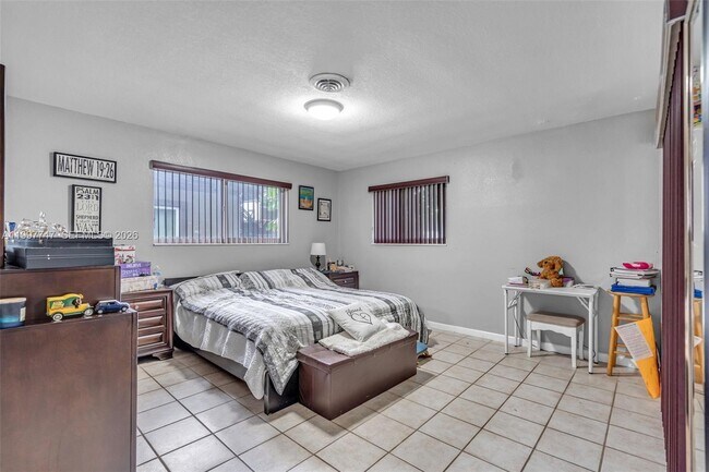 Building Photo - 17930 NE 6th Ave