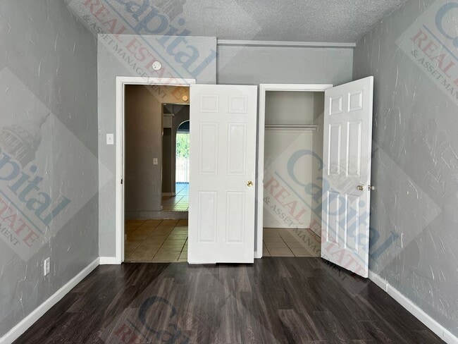 Building Photo - Large 4 Bedroom Home