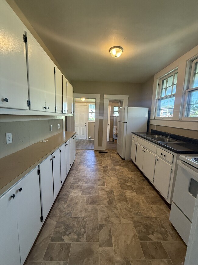 Building Photo - 413 44th St Ensley