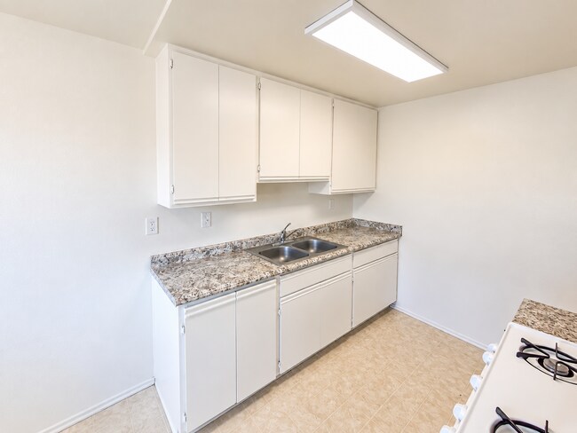 Building Photo - 11441 Oxnard St