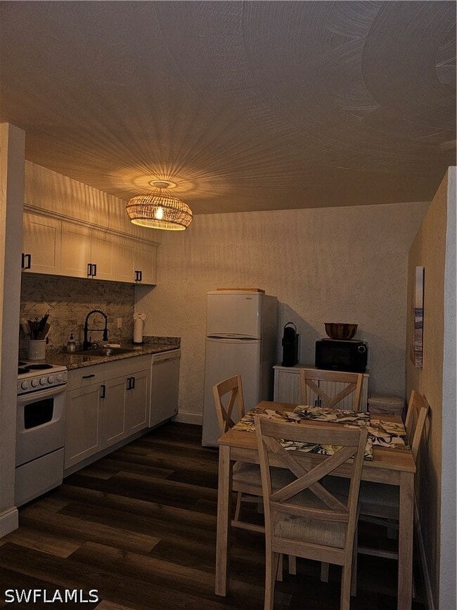 Building Photo - 828 Wiggins Pass Rd