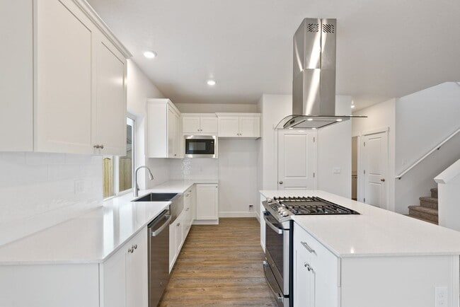 Building Photo - 4 bedroom home in desirable neighborhood