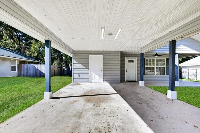 Building Photo - 2126 Center Way