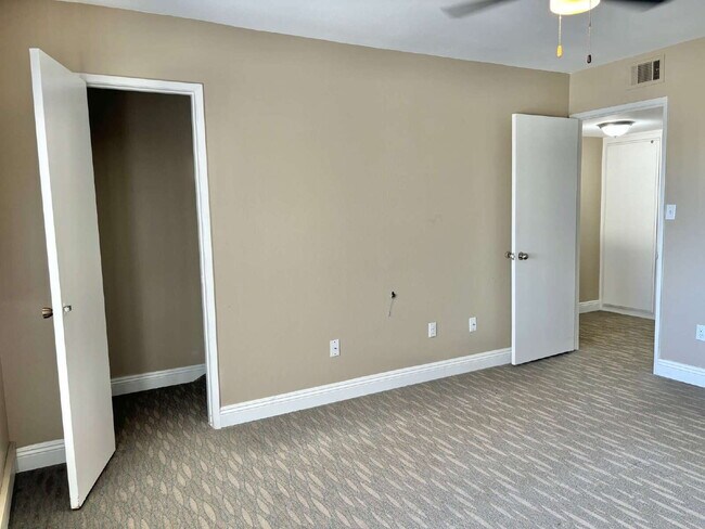 Building Photo - 2 Bedrooms Townhome Availble For Rent in I...