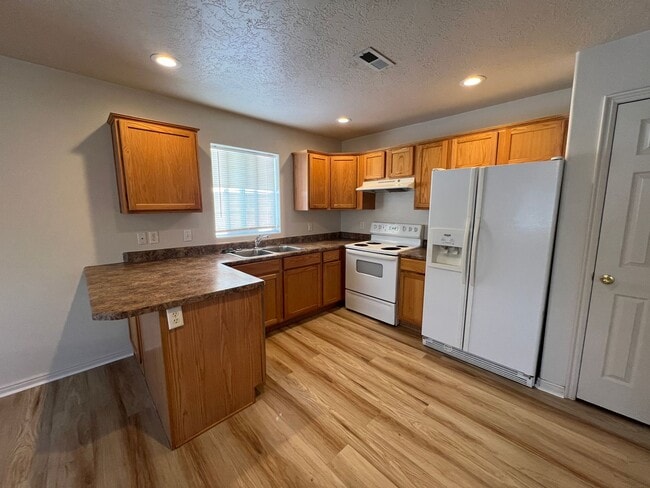 Building Photo - 3 bedroom, 2 bath in Cedar Willows