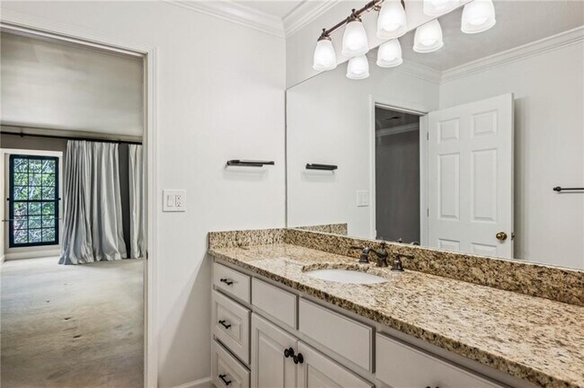 Building Photo - 25316 Plantation Dr NE