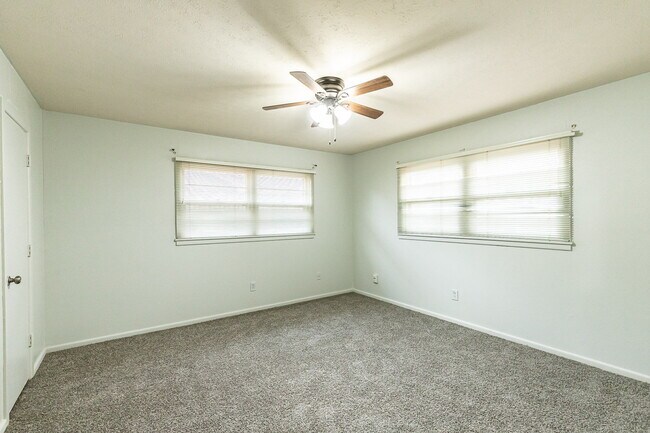 Building Photo - Charming 3 bedroom 2 bathroom