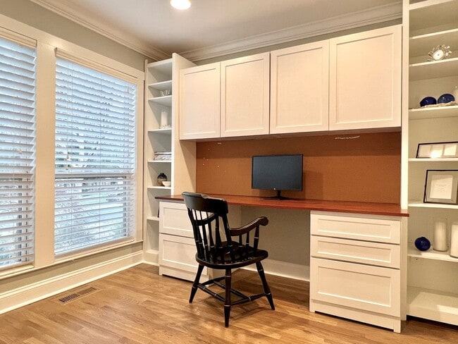 Building Photo - Crafstman-style 4 Bedroom renovated home for lease in Selwyn Park/Madison Park area of Charlotte ...