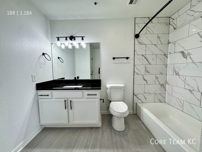 Building Photo - 202 W 5th St