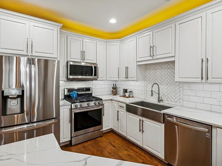 Building Photo - 453 N May St