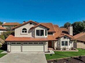 Building Photo - MOVE-IN READY 4+3 w/upgrades, great floorp...