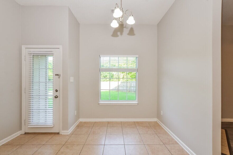 Building Photo - 8280 Dexter Ridge Cove E