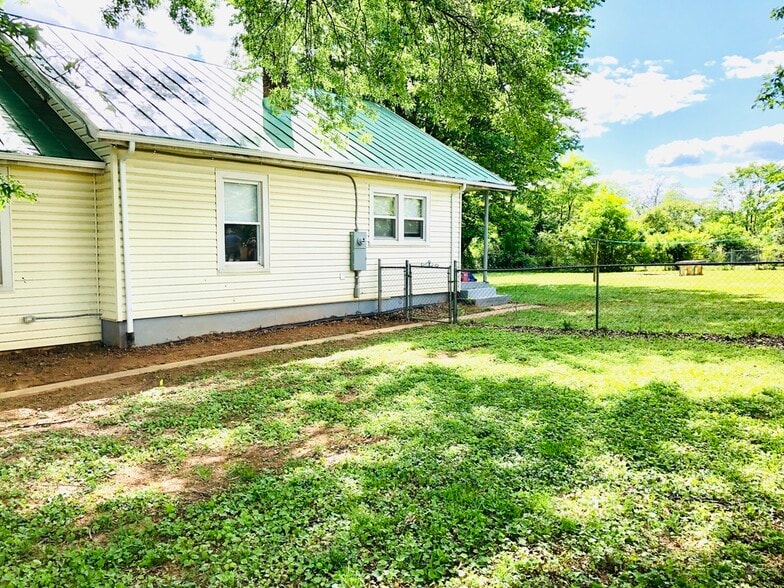 Large Fenced Yard - 2205 Mayflower Dr