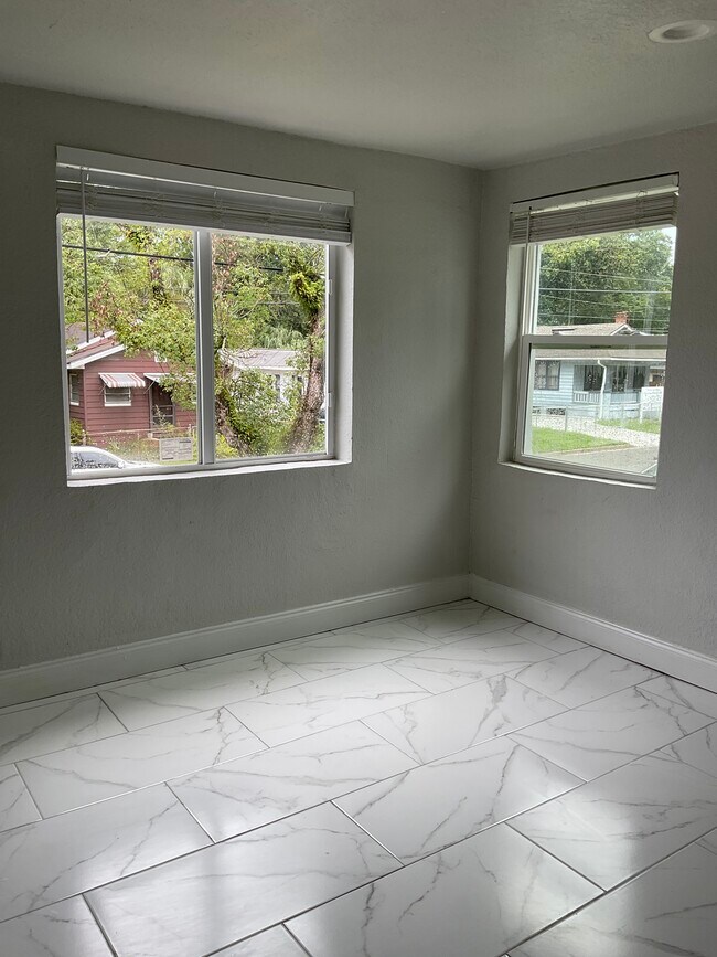 Building Photo - 1356 W 24th St