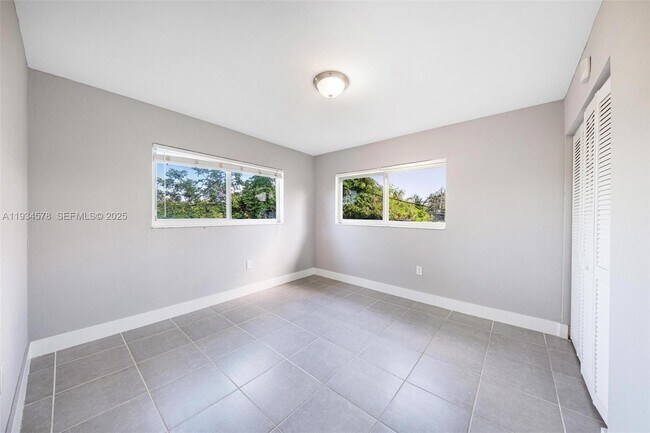 Building Photo - 1960 NE 161st St