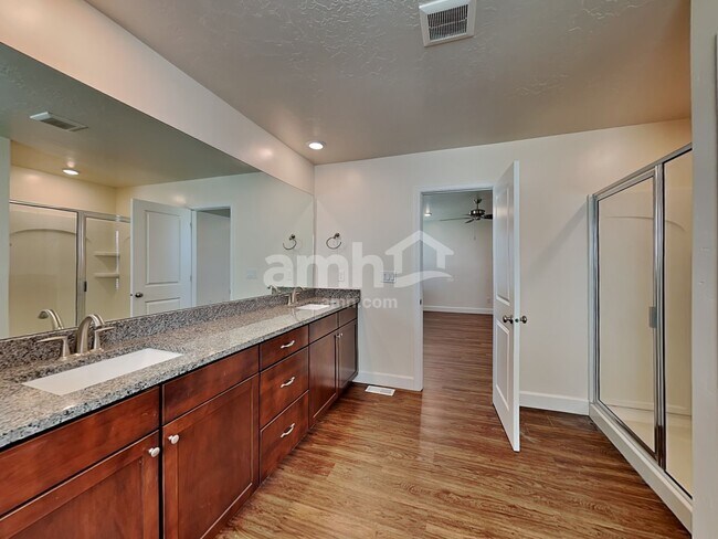 Building Photo - 825 W Grover Ct