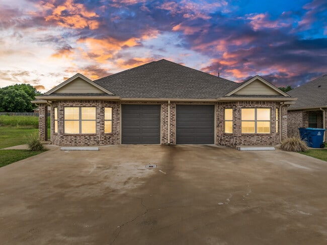 Building Photo - 525 E Spring Valley Rd