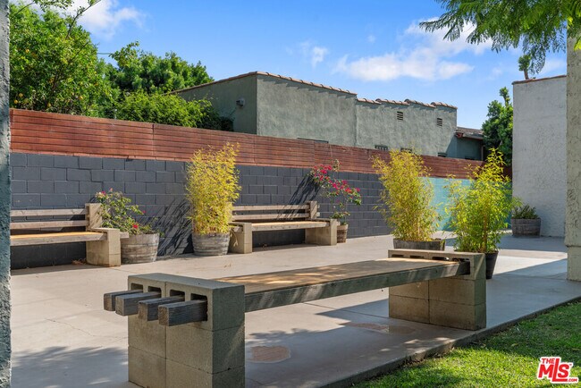 Building Photo - 4031 Edenhurst Ave