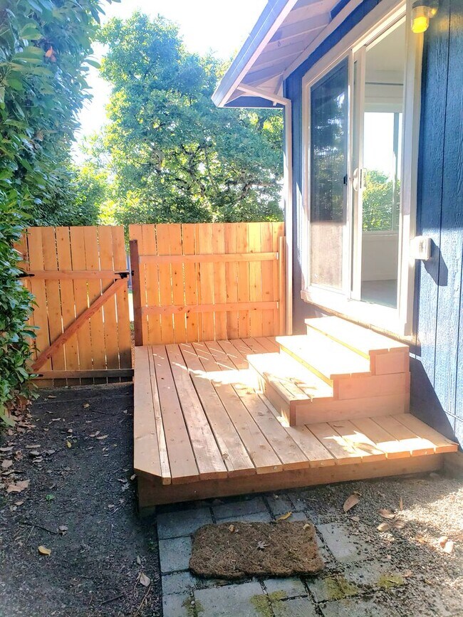 Building Photo - Charming Milwaukie House with Beautiful Ba...