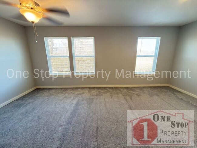 Building Photo - 3 Bedroom / 2.5 Bathroom Townhome in Louisburg, KS!