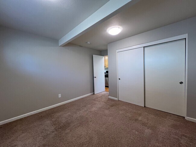 Building Photo - PENDING APPLICATIONS - RICHMOND ONE BEDROOM AVAILABLE FOR IMMEDIATE MOVE-IN - SEE LISTING FOR SPE...