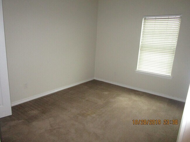 Building Photo - College Station - Spacious 3 bedroom/ 3 bath duplex off Graham Rd