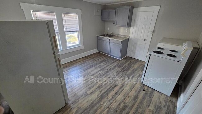 Building Photo - 602 Emma St