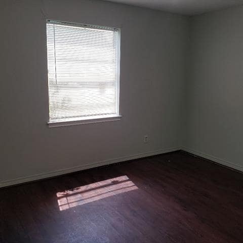 Building Photo - 400 Oak Dr