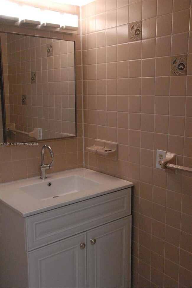 Building Photo - 10907 N Kendall Dr