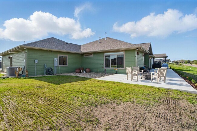 Building Photo - 5700 Island Ct
